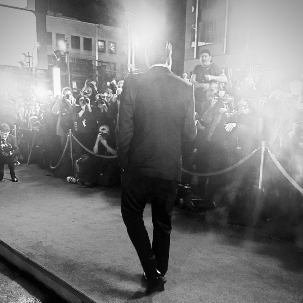 The moment we’d been waiting for. Mr. Clooney arrives on the red carpet.